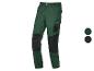 Zelené pracovní kalhoty s černými chrániči kolen a logem Parkside.