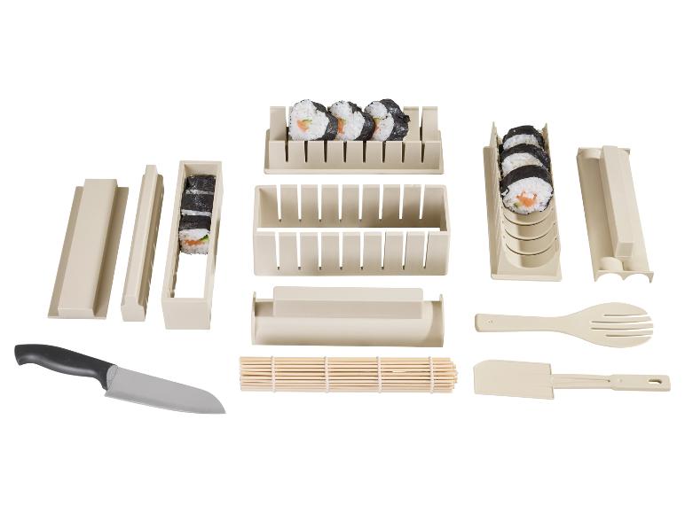 Sada na výrobu sushi s formami, bambusovou podložkou, nožem a náčiním, s připravenými kousky sushi.