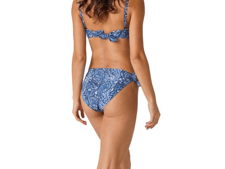 Modré paisley bikiny: zavázaný vršek a kalhotky.