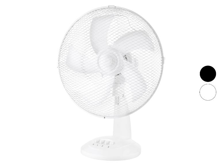 Bílý stolní ventilátor s ochrannou mřížkou.