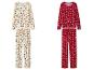 Dvě sady vánočních pyžam: krémové s vánočními stromky a perníčky, červené se sněhovými vločkami a mašlemi.