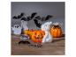 Halloweenské dekorace: duchové, dýně a pavouci na dřevěném povrchu.