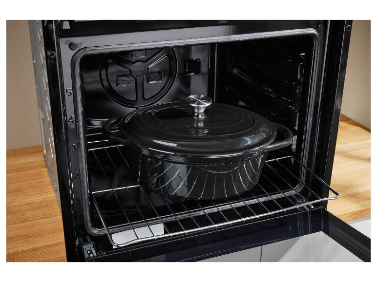 Černý litinový hrnec SilverCrest v troubě.