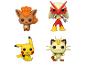 Čtyři figurky Pokémonů: Vulpix, Blaziken, Pikachu a Meowth.