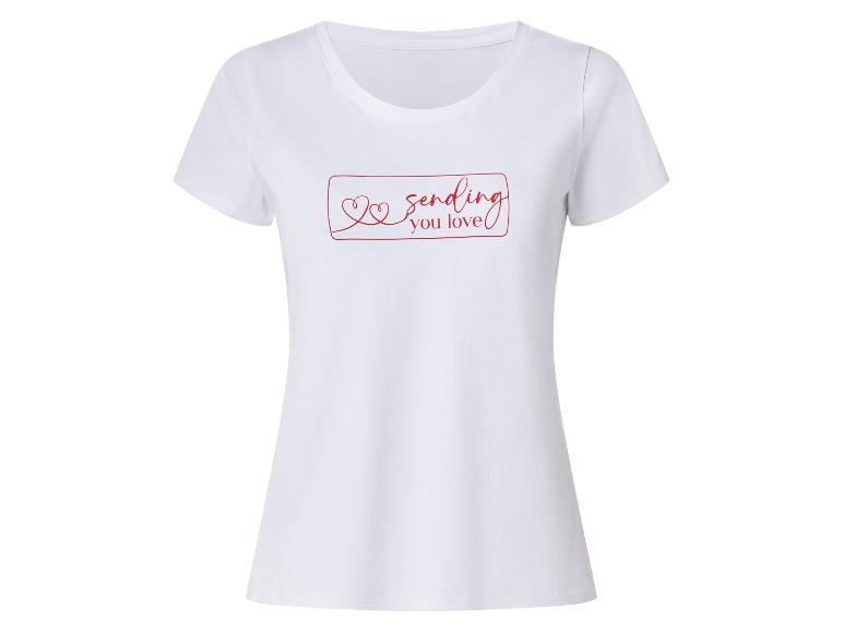 Bílé tričko s krátkým rukávem s textem „sending you love“ a designem srdce