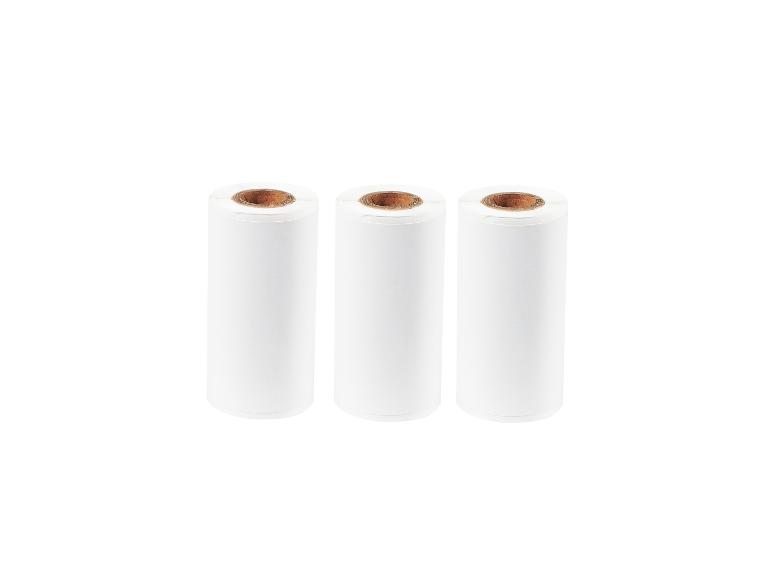 Tři bílé role termopapíru s hnědými jádry.