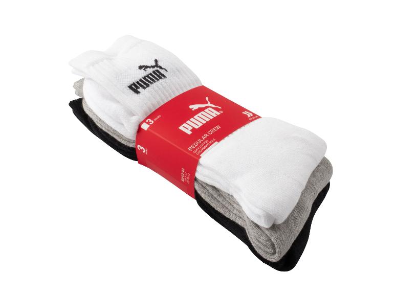 Tři páry ponožek Puma v bílé, šedé a černé barvě.