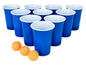 Modré kelímky na beerpong s oranžovými míčky.
