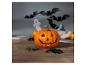 Halloweenské dekorace s dýní, netopýry, duchy a pavouky.