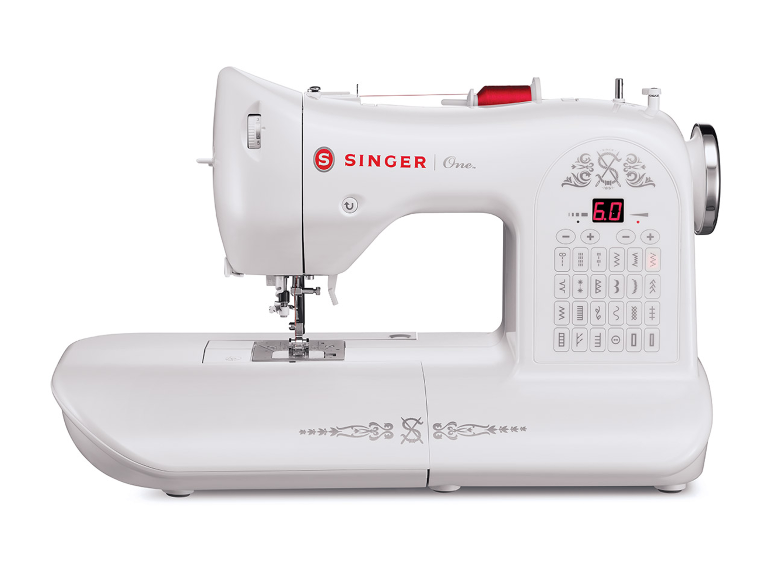 Šicí stroj Singer One: bílý model s digitálním displejem a mnoha stehy.