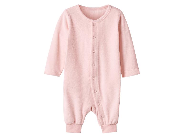 Růžový dětský overal s dlouhými rukávy a knoflíky vpředu.
