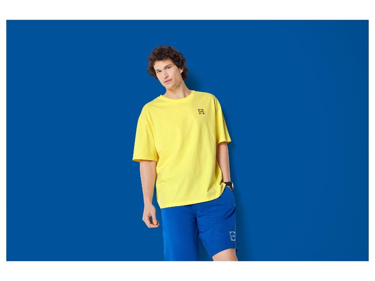Muž ve žlutém tričku a modrých šortkách s logem Lidl.