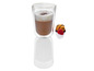 Cappuccino v  skleněném hrnku s mini dorty a malinami.