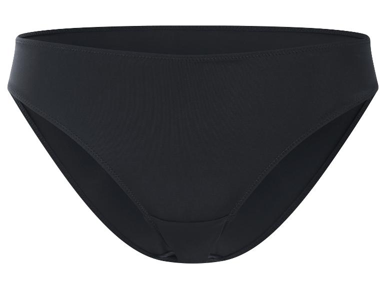 Černé bikiny, vysoké kalhotky.