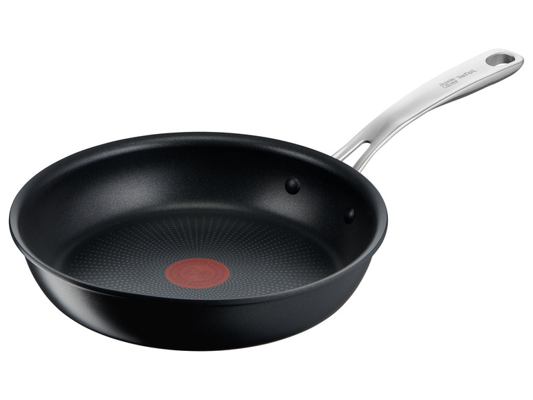 Černá pánev s širokým dnem a stříbrnou rukojetí od značky Jamie Oliver Tefal.