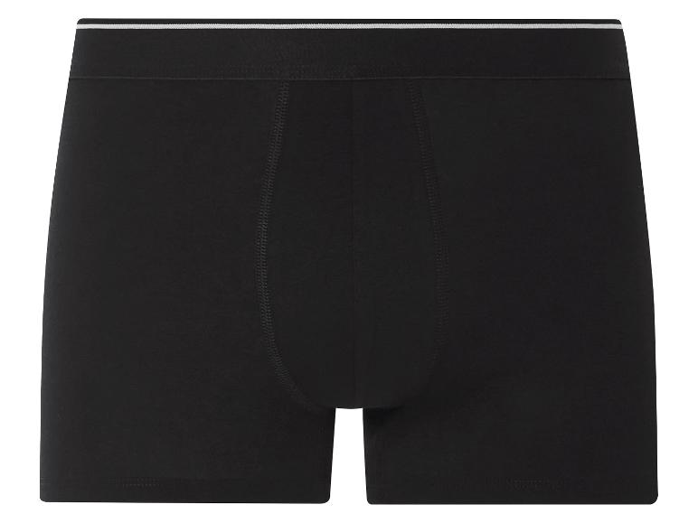 Klasické černé boxerky.