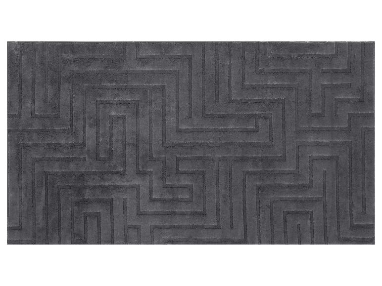 Šedý koberec s geometrickým vzorem bludiště