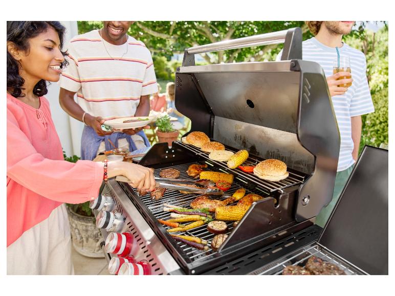 Letní grilování: hamburgery, kuře a zelenina na grilu.