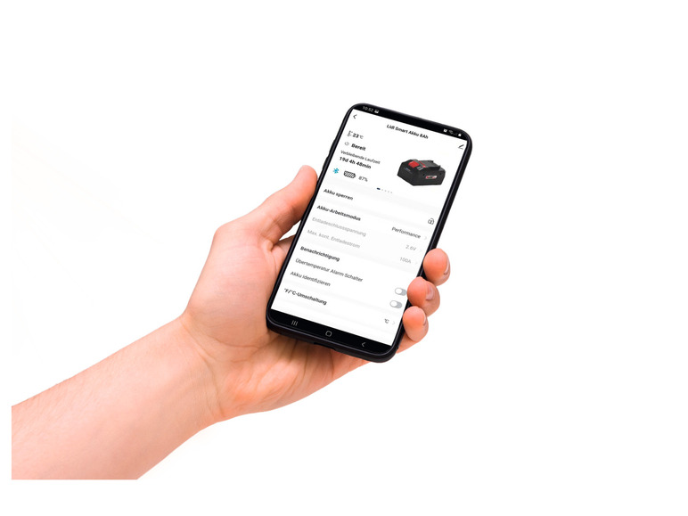 Ruka držící smartphone s otevřenou aplikací Lidl Smart Akku 8Ah
