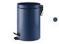 Modrý odpadkový koš s pedálem.