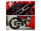 Detail červeného motocyklu Lego Technic Ducati, zobrazující palubní desku a zadní kolo.