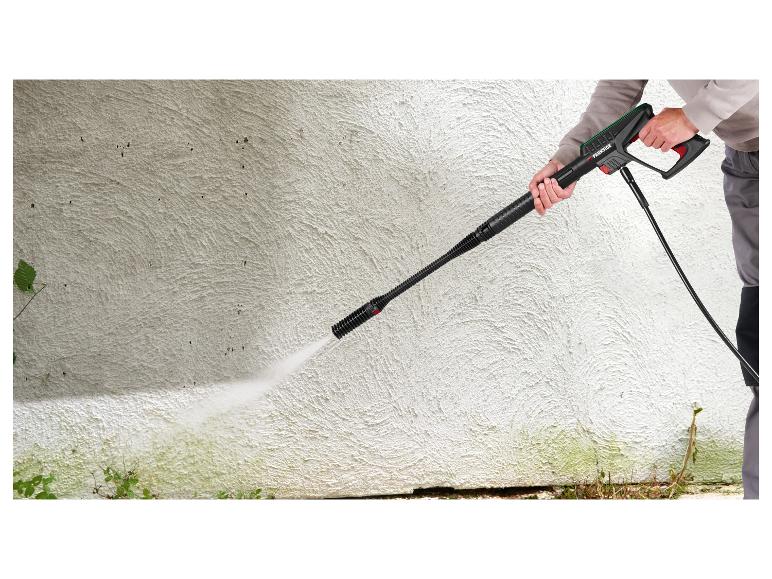 Osoba čistí texturovanou zeď tlakovou myčkou PARKSIDE.