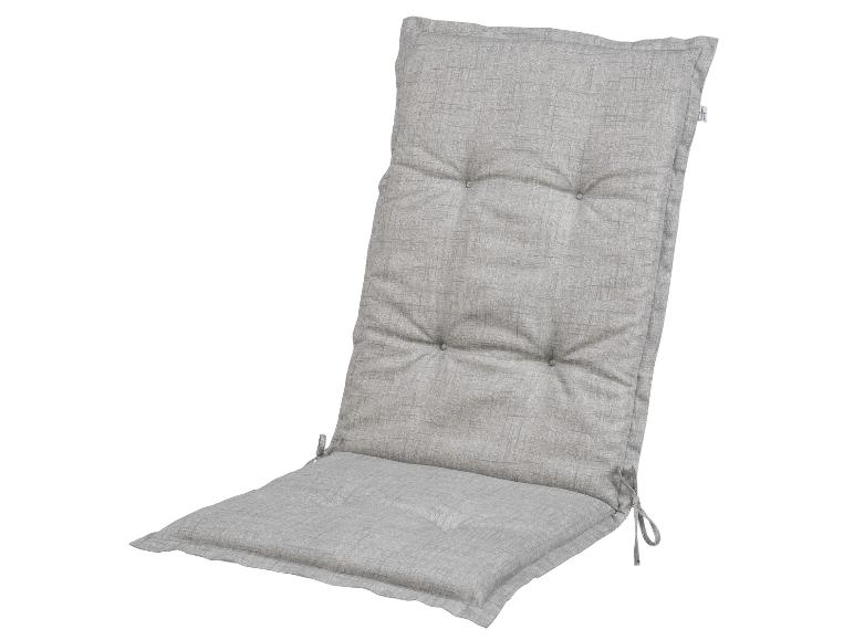 Šedý polštář na židli s kostkovaným vzorem.