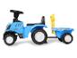 Modrý dětský traktor New Holland s přívěsem.