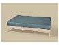 Světle dřevěný rám postele s modrošedou matrací na béžovém pozadí.