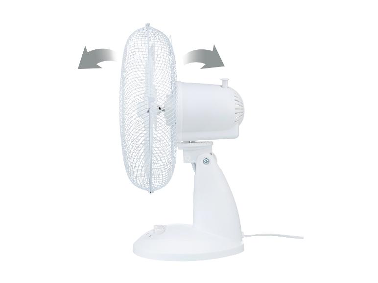 Bílý stolní ventilátor se šipkami oscilace