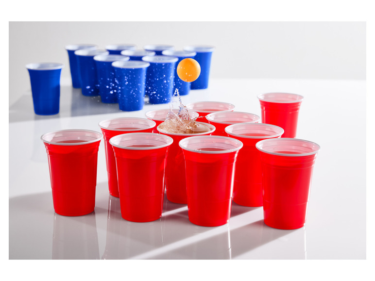 Červené a modré plastové kelímky na beer pong.