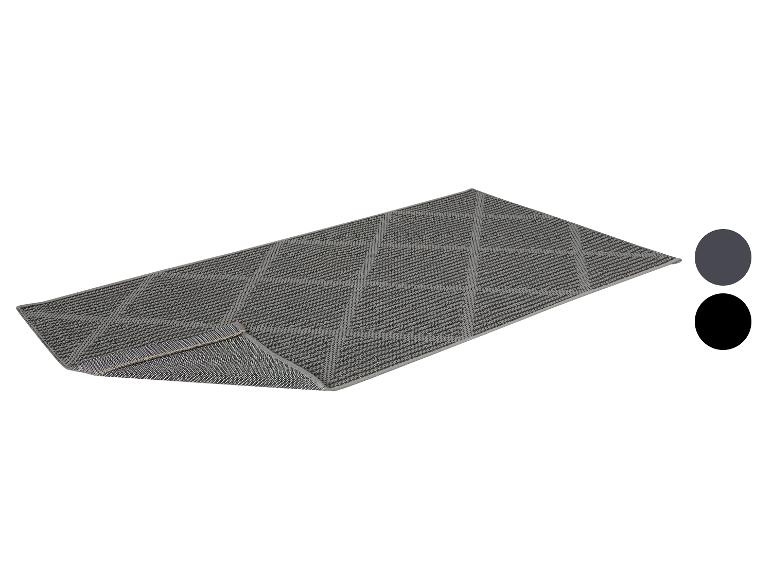 Šedá a černá rohožka s geometrickým vzorem