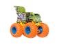 Zelený monster truck Hot Wheels s oranžovými pneumatikami a modrými ráfky.