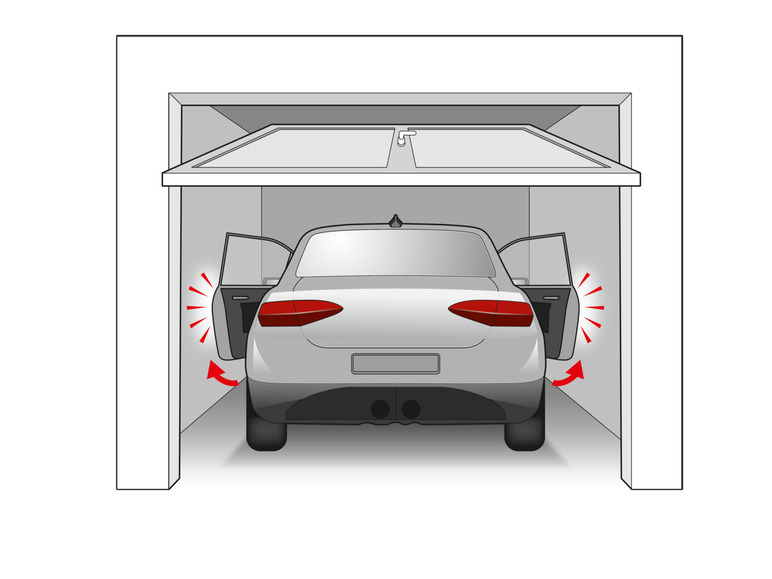 Auto v garáži s otevřenými dveřmi.