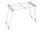 Skládací sušák na prádlo, bílá konstrukce s detaily v modrozelené barvě.