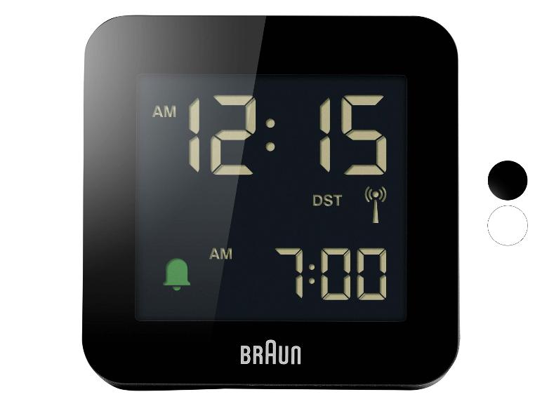 Černý digitální budík s displejem zobrazujícím 12:15 AM a budíkem nastaveným na 7:00 AM.