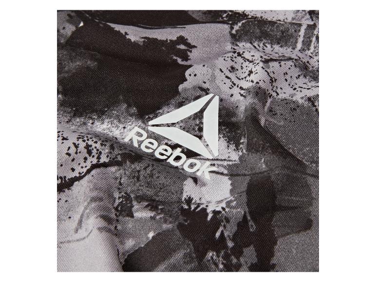 Detail Reebok oblečení se šedým a černým maskovacím potiskem.