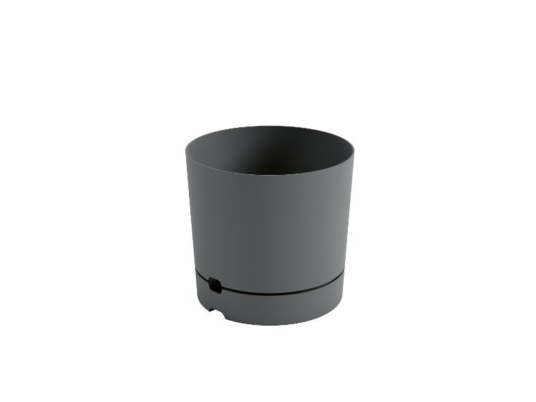 Tmavě šedý květináč, moderní minimalistický design.