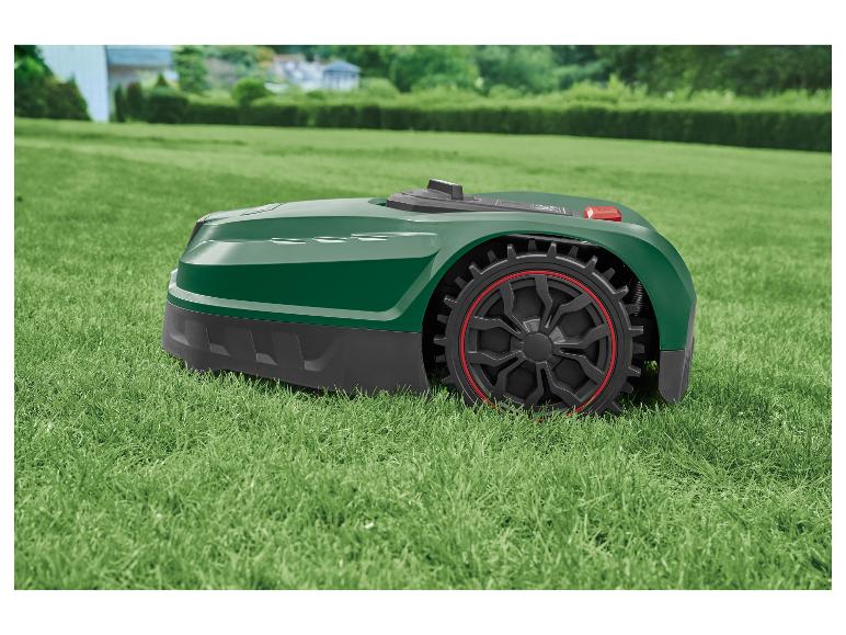 Zelená robotická sekačka na trávě s červeným tlačítkem.