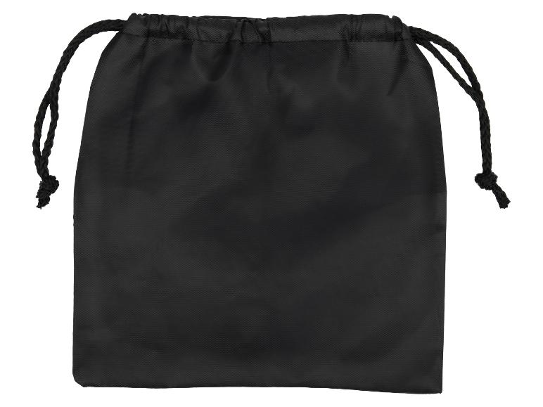 Černý sáček se stahovací šňůrkou na bílém pozadí.