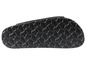 Černá podrážka sandálu Birkenstock.