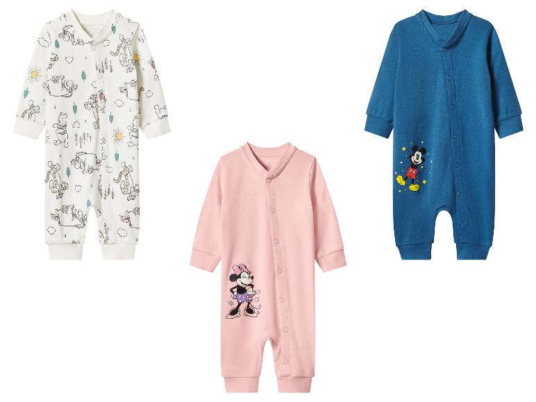 Dětské overaly Disney: bílý s Medvídkem Pú, růžový s Minnie a modrý s Mickeym.
