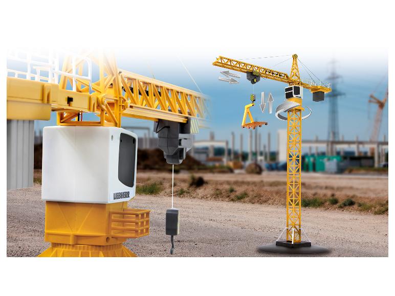 Liebherr model hračky věžového jeřábu s pozadím staveniště.