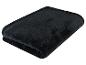 Složená černá, měkká fleecová deka.