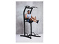 Muž cvičí na černém fitness stojanu s různými cvičeními.