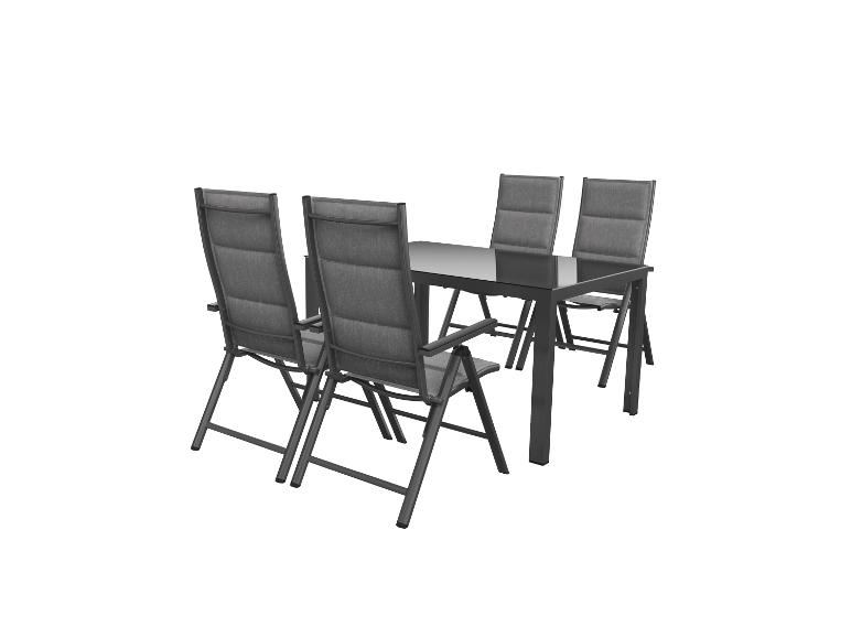 Zahradní nábytek: stůl se skleněnou deskou a skládací židle z tmavě šedého kovu.