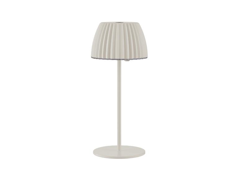 Bílá stojací lampa s plisovaným stínidlem.