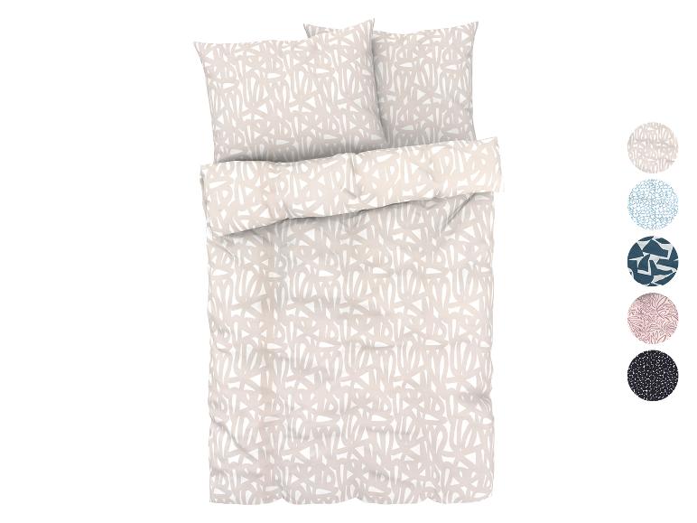 Béžová ložní souprava s abstraktním vzorem; součástí jsou povlaky na polštáře a povlak na přikrývku.