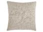 Béžový čtvercový polštář s texturovanou látkou.