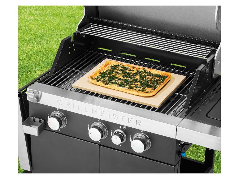 Gril s pizzou na pečicím kameni, venku na trávě